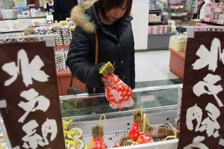 
	Mulher compra produto em supermercado japon&ecirc;s: consumo privado cresceu 2,1% no trimestre
 (Koichi Kamoshida/Getty Images)