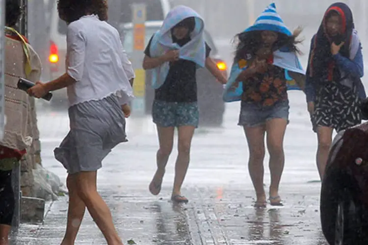 Mulheres andam contra fortes ventos causados pelo tufão Neoguri, no Japão   (REUTERS/Kyodo)