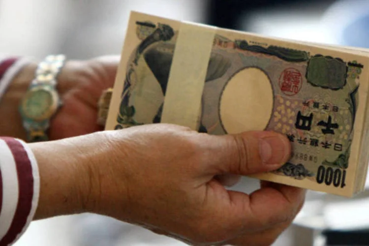 
	Economia japonesa: a volatilidade dos mercados leva importantes investidores globais a buscar a seguran&ccedil;a no iene, que se valorizou para a casa dos 115 ienes na ter&ccedil;a-feira
 (Tomohiro Ohsumi/Bloomberg)