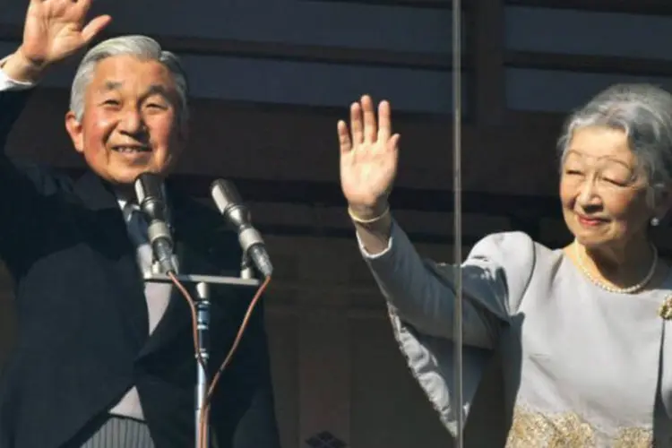 
	O imperador do Jap&atilde;o, Akihito, e a imperatriz Michiko acenam para a multid&atilde;o no Pal&aacute;cio Imperial
 (©afp.com / Kazuhiro Nogi)