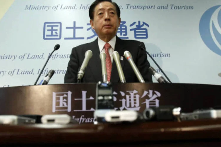 O ministro dos Transportes do Japão, Akihiro Ota, anuncia o resultado das investigações sobre a causa do vazamento de combustível em um Boeing 787 Dreamliner (REUTERS / Yuya Shino)