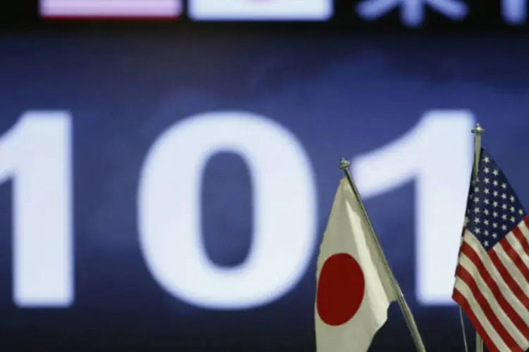 
	Monitor de empresa japonesa mostra a cota&ccedil;&atilde;o do d&oacute;lar ante o iene: a moeda norte-americana ficou acima de 97 ienes
 (REUTERS/Issei Kato)