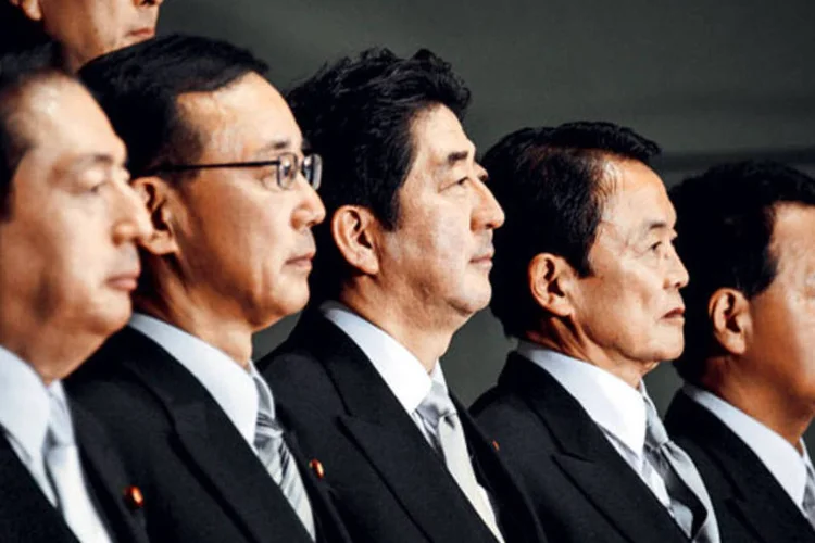 Shinzo Abe (ao centro) e seu gabinete: novas estratégias para voltar a crescer (The Asahi Shimbun/Getty Images / EXAME)