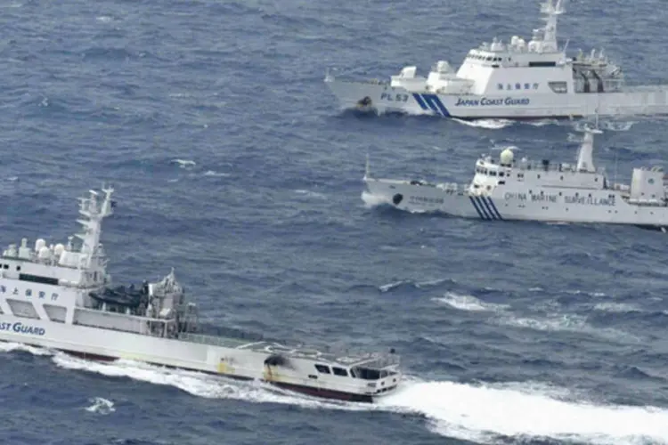 
	Navios da guarda costeira japonesa no Mar da China Oriental: um arquip&eacute;lago na regi&atilde;o &eacute; disputado pelos dois pa&iacute;ses
 (Kyodo/Files/Reuters)