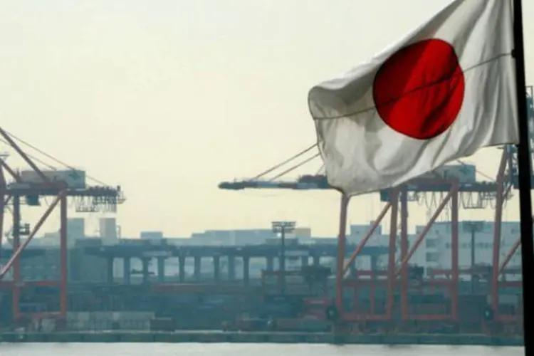 Bandeira japonesa é vista em frente a um terminal de containers em Tóquio (AFP/Toshifumi Kitamura)