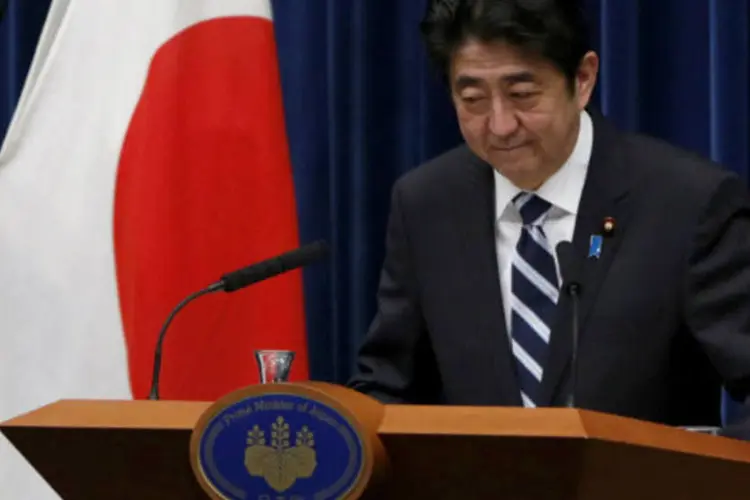 
	O primeiro-ministro do Jap&atilde;o, Shinzo Abe: o forte pacote aprovado hoje inclui um investimento no valor de 10,3 trilh&otilde;es de ienes (cerca de US$ 115,7 bilh&otilde;es).
 (REUTERS/Issei Kato)