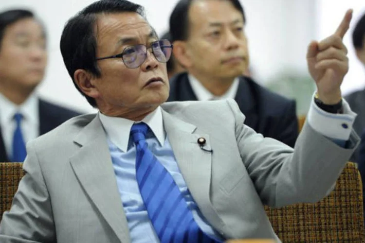 Taro Aso: "Vamos comprar obrigações do MEDE utilizando as reservas cambiárias", disse o ministro à imprensa (©afp.com / Soe Than Win)