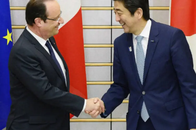 O presidente da França Francois Hollande aperta mão do primeiro-ministro do Japão Shinzo Abe (REUTERS/Toru Yamanaka)