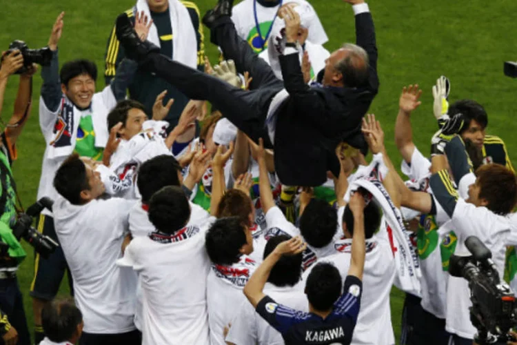 Jogadores da seleção japonesa de futebol levantam o técnico Alberto Zaccheroni após a classificação para a Copa do Mundo no Brasil no jogo contra a Austrália (REUTERS / Toru Hanai)