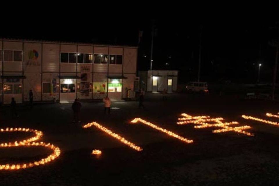 Corrente humana cerca Parlamento japonês para pedir blecaute nuclear