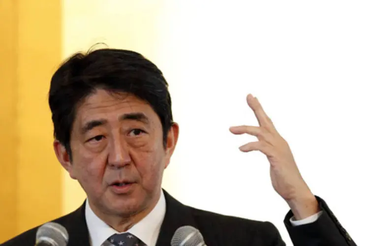 
	Shinzo Abe: premi&ecirc; precisa decidir se avan&ccedil;ar&aacute; com o aumento planejado do imposto sobre vendas cujo objetivo &eacute; ajudar a conter a d&iacute;vida p&uacute;blica, que ultrapassa 1 quatrilh&atilde;o de ienes
 (Yuriko Nakao/Reuters)