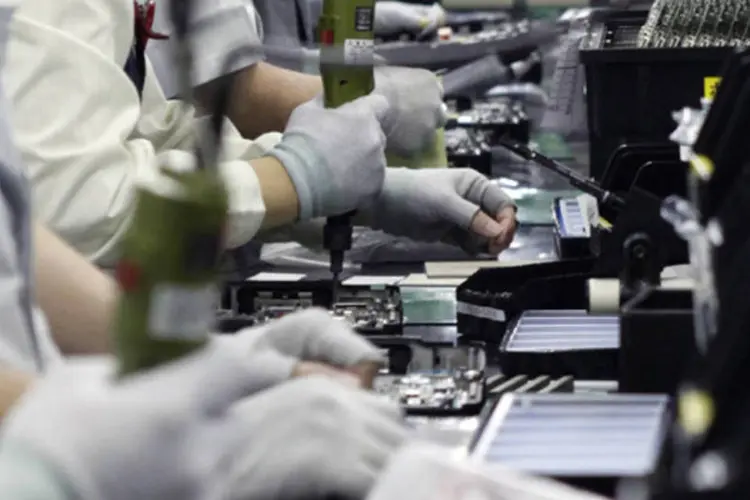 
	Trabalhadores montam computadores da Panasonic em f&aacute;brica da companhia em Kobe
 (Tim Kelly/Reuters)