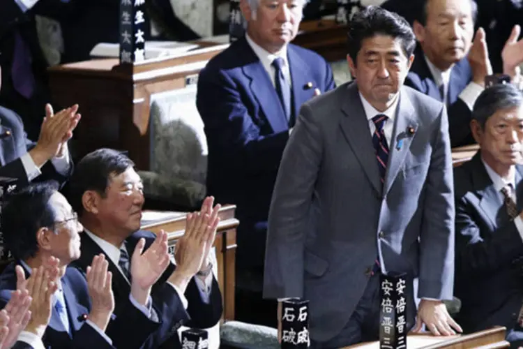 Recém-eleito primeiro-ministro japonês, Shinzo Abe, é apontado para o cargo na Câmara Baixa do Parlamento, em Tóquio (Toru Hanai/Reuters)