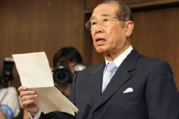 Shigeo Fukuchi, presidente da NHK, anuncia que não exibirá o torneio de verão de sumô (AFP/Jiji Press)