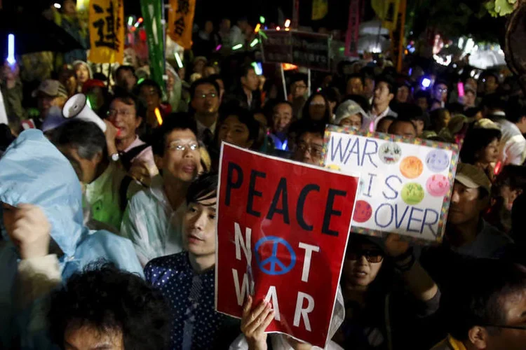
	Japoneses protestam contra reforma militar: muitos consideram que isto acaba com o pacifismo plasmado desde o final da II Guerra Mundial da Constitui&ccedil;&atilde;o japonesa
 (Reuters / Yuya Shino)