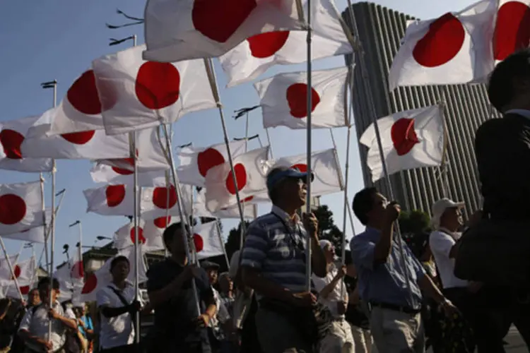 
	Japoneses marcham com bandeiras em tributo aos mortos na 2&deg; Guerra Mundial: rela&ccedil;&otilde;es entre China e Jap&atilde;o foram afetadas pelo legado da agress&atilde;o do Jap&atilde;o na Segunda Guerra Mundial.
 (Issei Kato/Reuters)