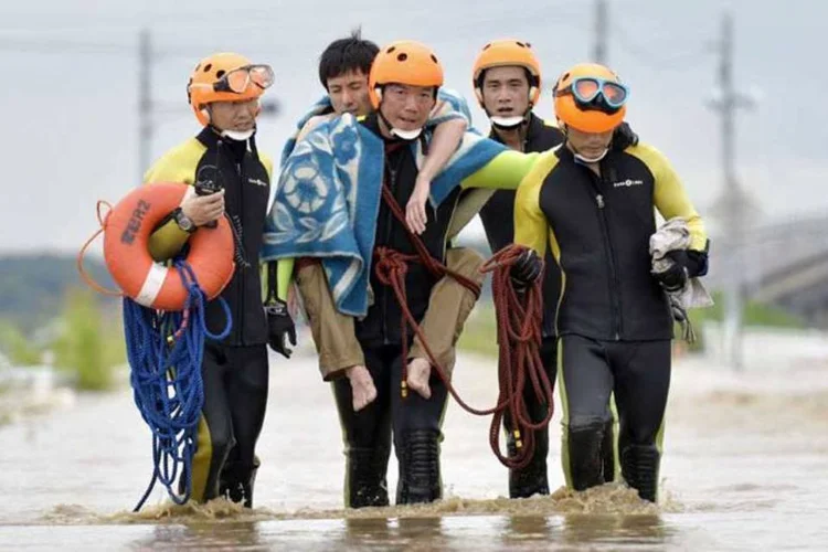 
	Homem &eacute; carregado por bombeiros em uma &aacute;rea inundada pelo rio Kinugawa, ap&oacute;s passagem do tuf&atilde;o Etau em Ibaraki, no Jap&atilde;o
 (REUTERS)