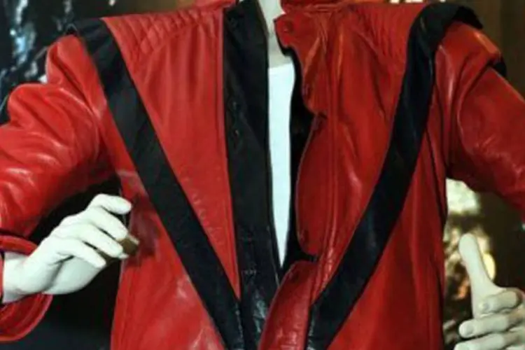 Jaqueta de Michael Jackson em "Thriller": a jaqueta vermelha do "Rei do Pop" e o quadro dos Beatles, ambos autografados pelos respectivos músicos, foram o destaque do leilão (Gabriel Bouys/AFP)