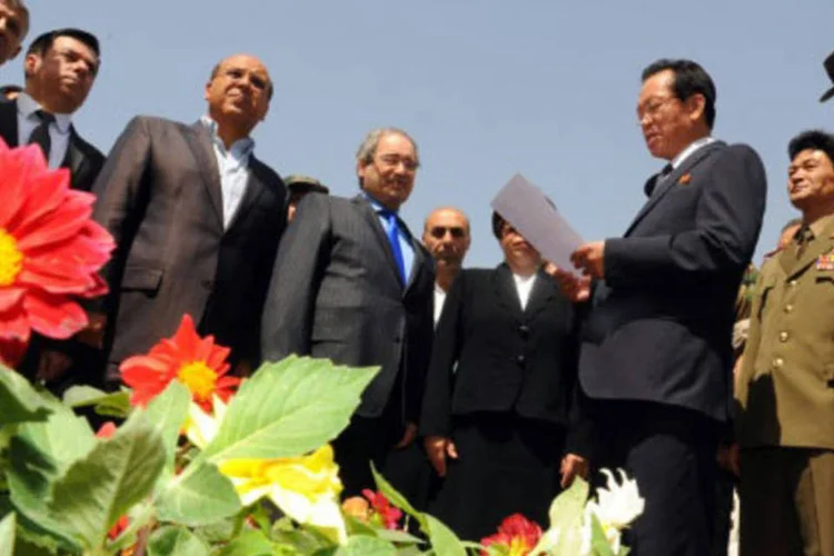 
	Inaugura&ccedil;&atilde;o de jardim na S&iacute;ria em homenagem a Kim Il-Sung: ele dirigiu a Coreia do Norte com m&atilde;o de ferro at&eacute; sua morte e foi o av&ocirc; do atual dirigente do pa&iacute;s, Kim Jong-Un
 (SANA / AFP)