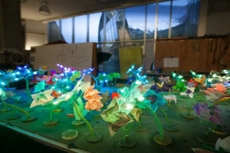 
	Jardim rob&oacute;tico do MIT: Flores de origami com LEDs acendem e apagam em conjunto
 (Jason Dorfman/ CSAIL)