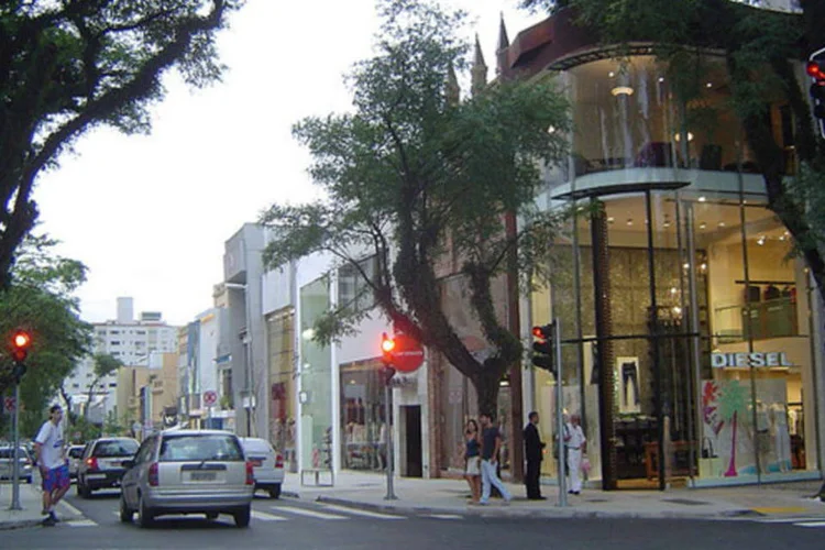 
	Rua Oscar Freire: a regi&atilde;o que inclui os Jardins Paulista, Europa, Am&eacute;rica, al&eacute;m de Alto de Pinheiros, Lapa e Perdizes, foi a que menos economizou &aacute;gua, apenas 7,4%
 (Wikimedia Commons/Maxpana3)