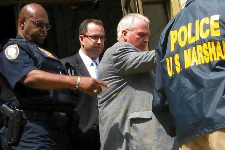 
	Jared Fogle (ao centro, de &oacute;culos): antigo porta-voz do Subway foi condenado a 188 meses de pris&atilde;o
 (REUTERS/Susan Guyett)