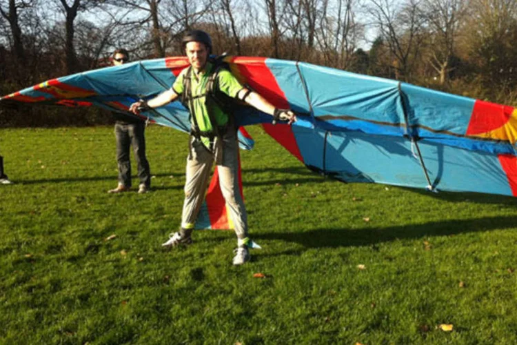  Jarno Smeets conseguiu bater asas, decolar e se manter no ar com asas mecânicas construídas por ele (Human Birdwings Project)