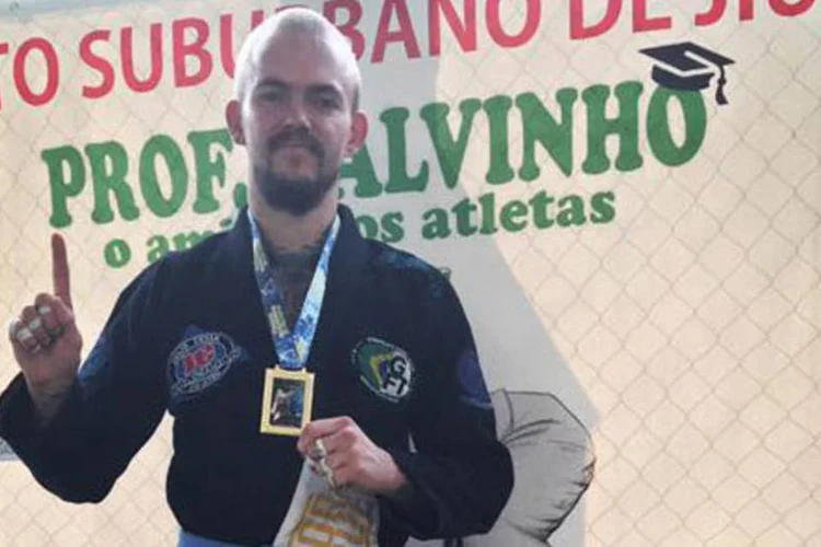
	Jason Lee: de acordo com o lutador, os policiais o for&ccedil;aram a entrar numa viatura e o obrigaram a retirar dinheiro em um caixa eletr&ocirc;nico
 (Reprodução/Facebook)