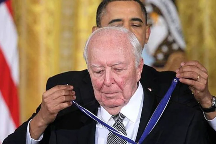 Artista plástico Jasper Johns sendo homenageado pelo presidente Barack Obama em 2011 (Alex Wong/Getty Images)
