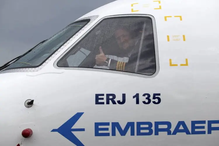 
	Embraer: por volta de 15:45, as a&ccedil;&otilde;es da Embraer recuavam 3,43%, liderando as quedas do Ibovespa
 (Balint Porneczi/Bloomberg)