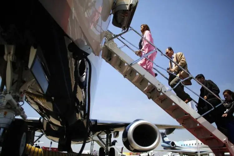 
	Pessoas entrando em um jato da Embraer: entregas de jatos executivos no primeiro trimestre aumentaram para 20 unidades, contra 12 um ano antes
 (Carlos Barria/Reuters)