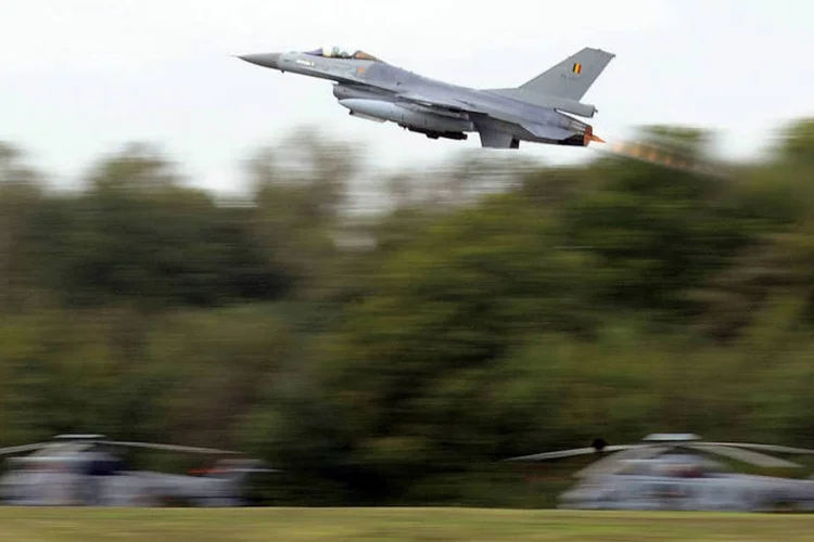 
	Um jato belga F-16 voa para se juntar &agrave; coaliz&atilde;o internacional que luta contra o Estado Isl&acirc;mico
 (Eric Vidal/Reuters)