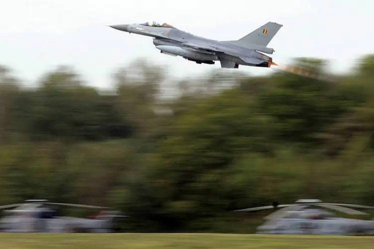 Jato F-16 da Bélgica: envolvimento por período mais longo deverá ser avaliado pelo Parlamento (Eric Vidal/Reuters)