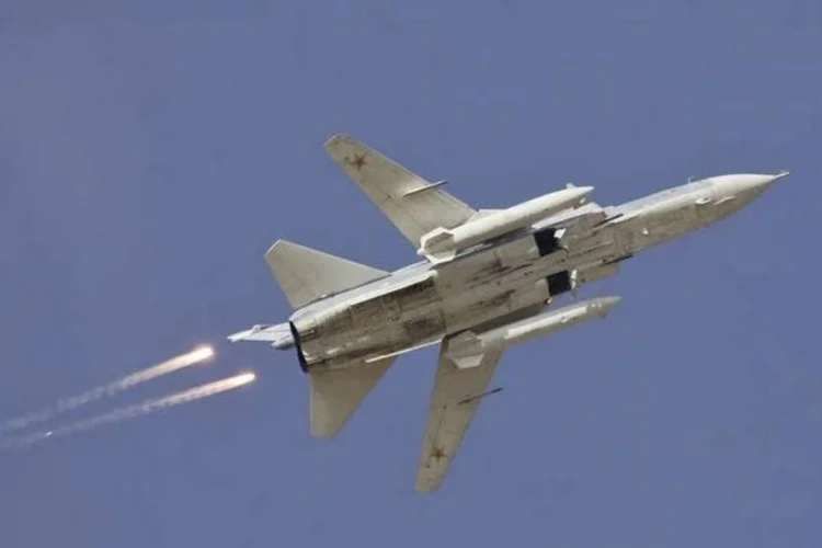 
	Avi&atilde;o russo: a R&uacute;ssia acusou a Turquia de ter derrubado o avi&atilde;o para proteger as rotas pelas quais o EI passa petr&oacute;leo
 (Shamil Zhumatov / Reuters)