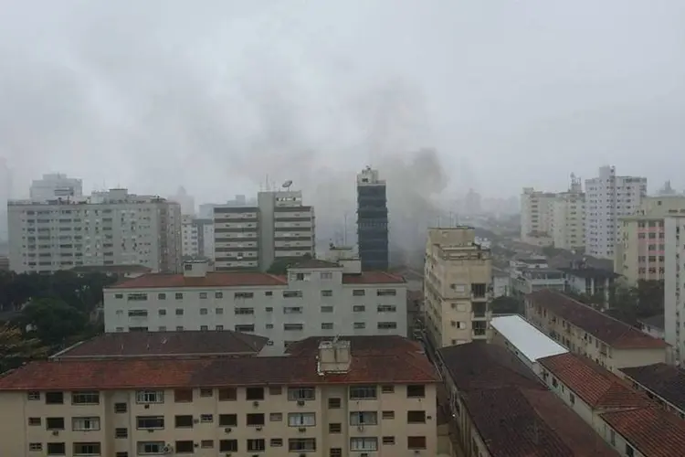 
	Vista ao longe do local do acidente em Santos, que custou a morte de Eduardo Campos
 (Reprodução/Facebook Tássio Ricardo)