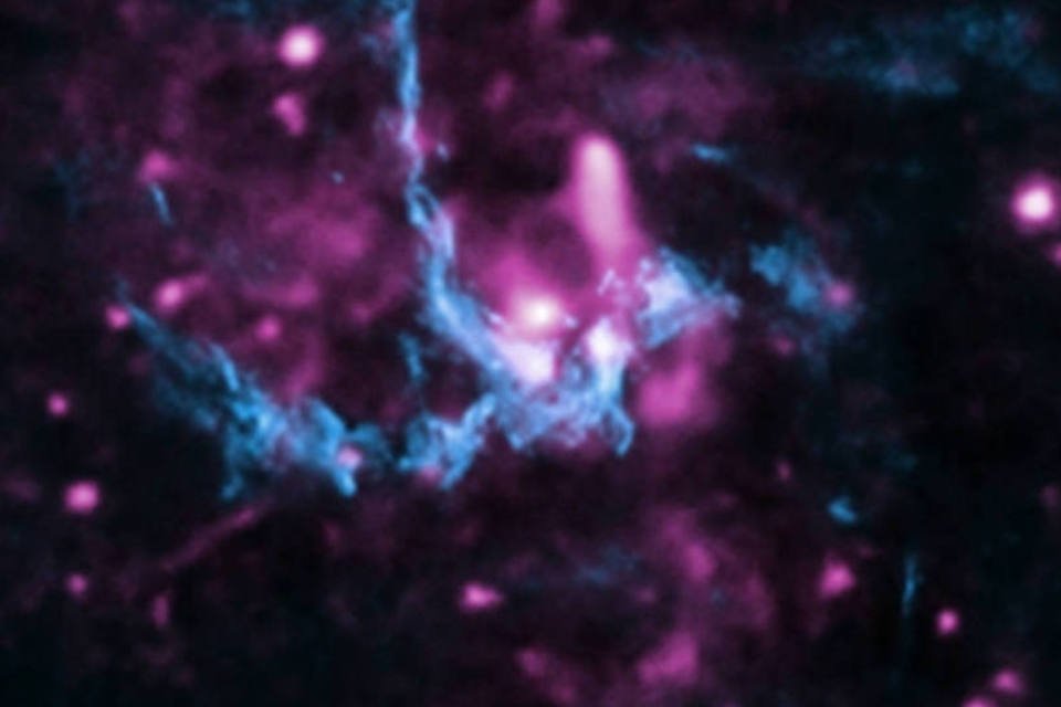 Jatos de Sagitário A: segundo nota divulgada pela NASA, essa foi a primeira vez que astrônomos encontraram fortes indícios do que acontece no buraco negro (X-ray: NASA/CXC/UCLA/Z. Li et al; Radio: NRAO/VLA)