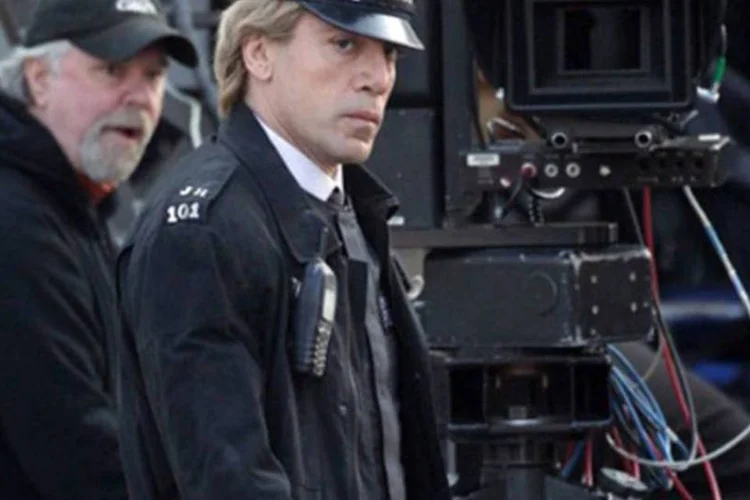 Javier Bardem loiro, em cena de Skyfall: Em Skyfall, a lealdade de Bond a M (Judi Dench) é testada quando o passado dela volta a assombrá-la (Divulgação)