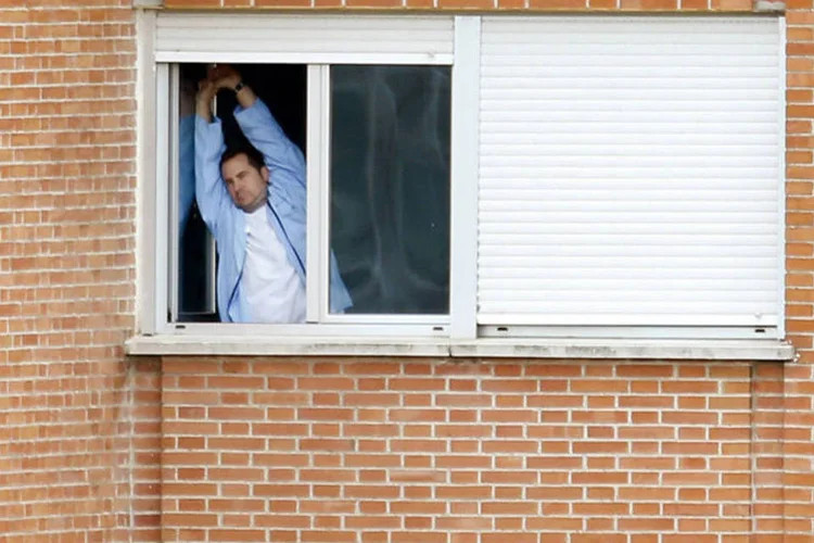 Javier Romero, marido de enfermeira: agora há 14 pessoas na unidade de isolamento no sexto andar do hospital (Andrea Comas/Reuters)