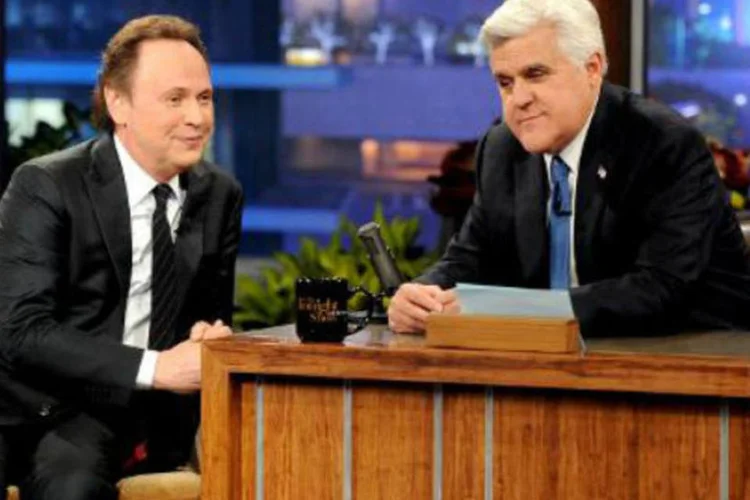 Jay Leno entrevista Billy Cristal em seu último programa como apresentador do The Tonight Show: o apresentador, de 63 anos, é considerado uma instituição nacional (Kevin Winter/AFP)