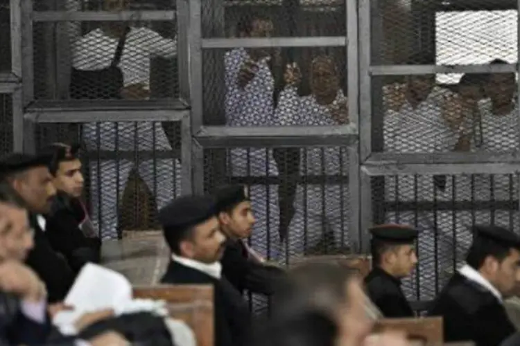 Jornalistas da Al Jazeera assistem ao julgamento dentro de celas, no Egito: "não aguentamos mais", declarou o diretor do escritório da Al Jazeera no Cairo (Khaled Desouki/AFP)