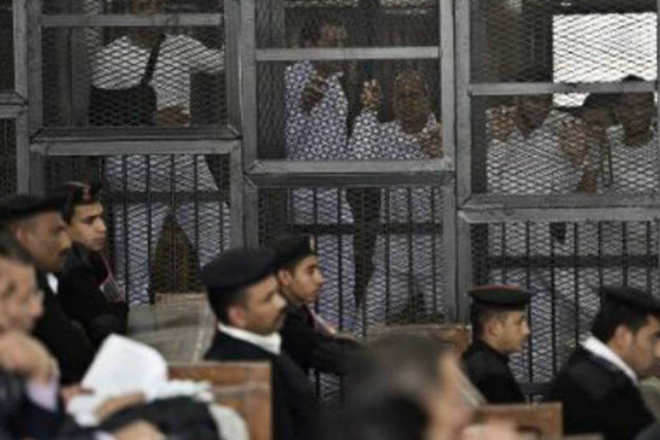 Egito condena jornalistas da Al Jazeera a 7 anos de prisão