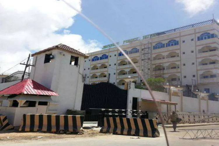 
	Fachada do Jazeera Hotel, na Som&aacute;lia: hotel &eacute; frequentado por membros do governo, diplomatas e estrangeiros
 (Divulgação/Facebook/Jazeera Hotel)