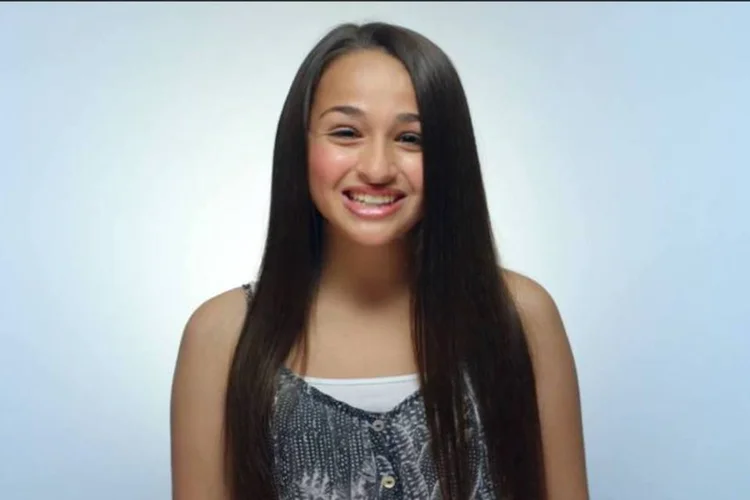 Comercial da Clean & Clear: jovem transgênero fala sobre preconceito e felicidade (Reprodução)