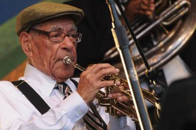 Lionel Ferbos se apresenta no Preservation Hall Jazz Band durante seu aniversário de 50 anos de carreira em 2012 (RICK DIAMOND/AFP)