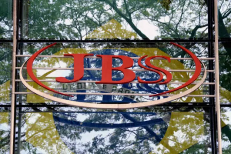 Logo da JBS (Paulo Fridman/Bloomberg)
