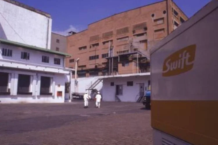 A JBS consolidou-se no setor de carne bovina com a aquisição da Swift nos Estados Unidos e Austrália em 2007 (.)