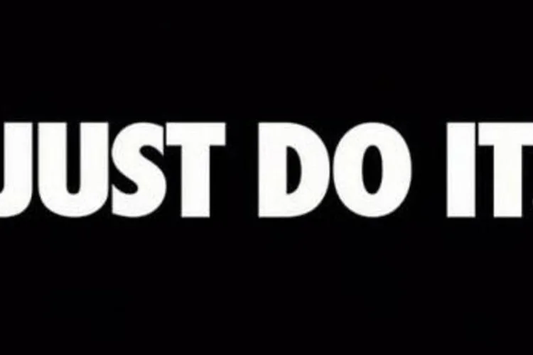 
	Slogan &quot;Just do it&quot;, criado pela Wieden+Kennedy para a Nike, completa 25 anos como mote da empresa, e apareceu em diversos comerciais ao longo desse tempo
 (.)