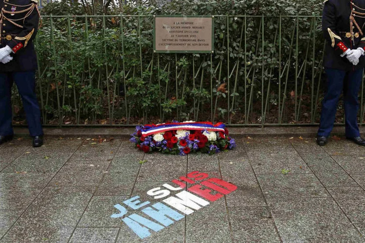 
	Placa em homenagem ao policial Ahmed Merabet: homenagens terminar&atilde;o no domingo com uma cerim&ocirc;nia de recorda&ccedil;&atilde;o aos 17 mortos de janeiro
 (Benoit Tessier / Reuters)