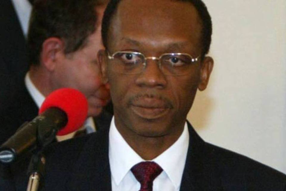 Ex-presidente Aristide obtém passaporte para voltar ao Haiti