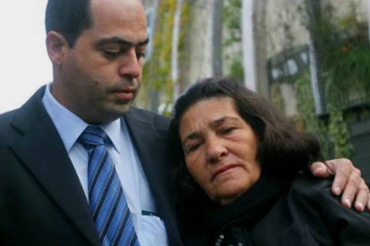 Giovani de Menezes e Maria da Silva, irmão e mãe do brasileiro Jean Charles de Menezes (Carl de Souza/AFP)